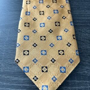 CANALI Gold  Men’s Tie. Geometric Pattern. Made In Italy.  62 X 3.75 Inches-Long